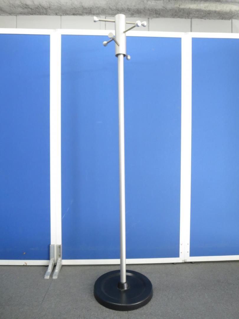 ■コートハンガー  シルバー【シンプルデザインで様々な空間にフィット！ 】
                        ポールハンガー
                                    中古
            