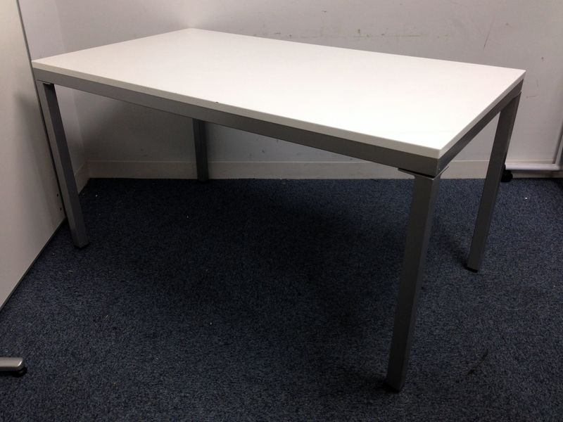 【1台入荷】ご要望の多いホワイト色のミーティングテーブル入荷！！
                        
                                    中古
            