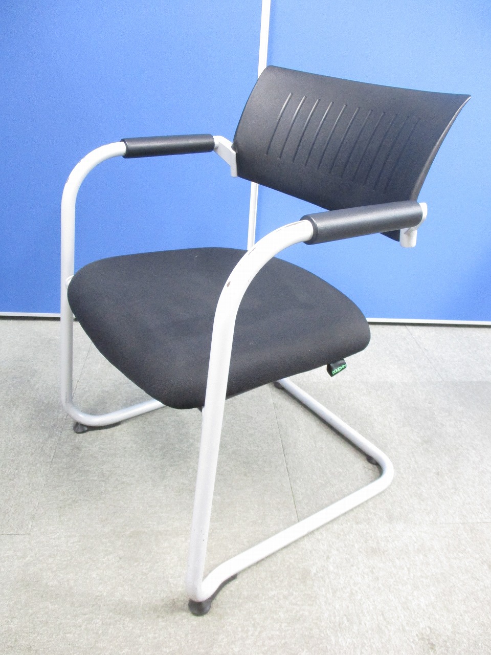 Dauphin （ドーファン）製　ミーティングチェア　キャンチ脚タイプ　スタック収納も可能です。【中古会議用チェア　オフィス家具】
                        ドンファン
                                    中古
            