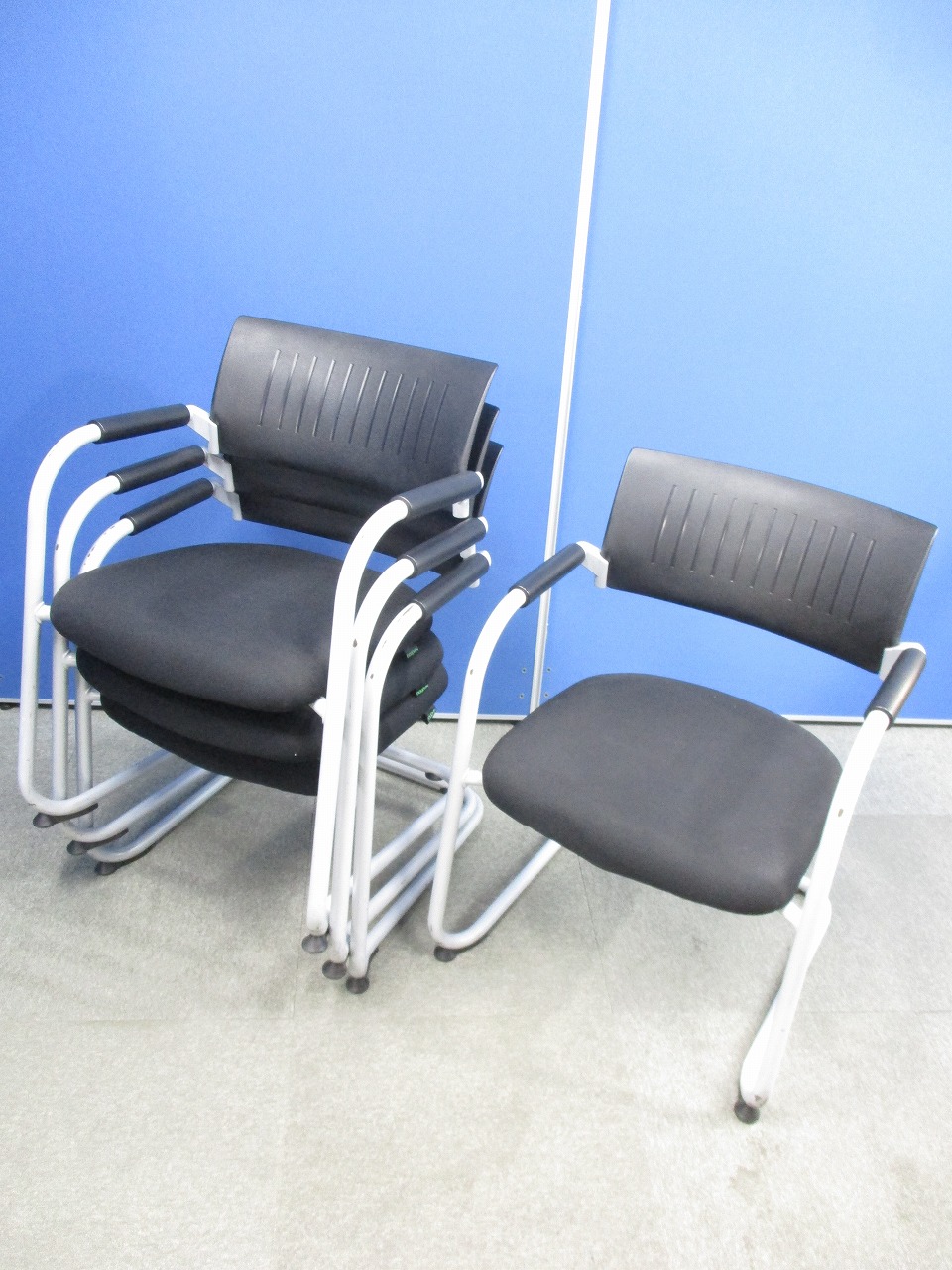 【４脚セット】Dauphin （ドーファン）製　ミーティングチェア　キャンチ脚タイプ　スタック収納も可能です。【中古会議用チェア　オフィス家具】
                        
                                    中古
            