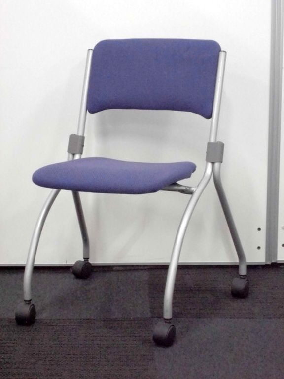 【平行・垂直2ウェイ収納！】コクヨ｜スタッキングチェア(パープル)｜キャスター付
                        
                                    中古
            
