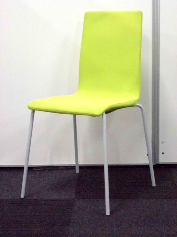 【シンプル＆リーズナブル】重ねて収納できるスタッキングチェア【イエローグリーン】
                        
                                    中古
            