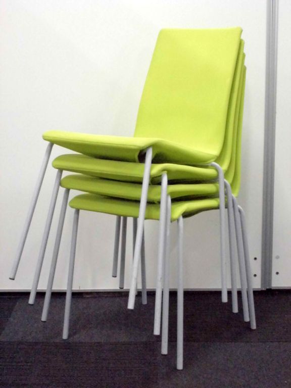 【シンプル＆リーズナブル】スタッキングチェア4脚セット【イエローグリーン】
                        
                                    中古
            