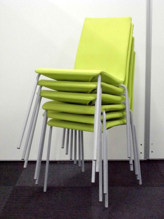 【シンプル＆リーズナブル】重ねて収納できるスタッキングチェア【イエローグリーン】
                        
                                    中古
            