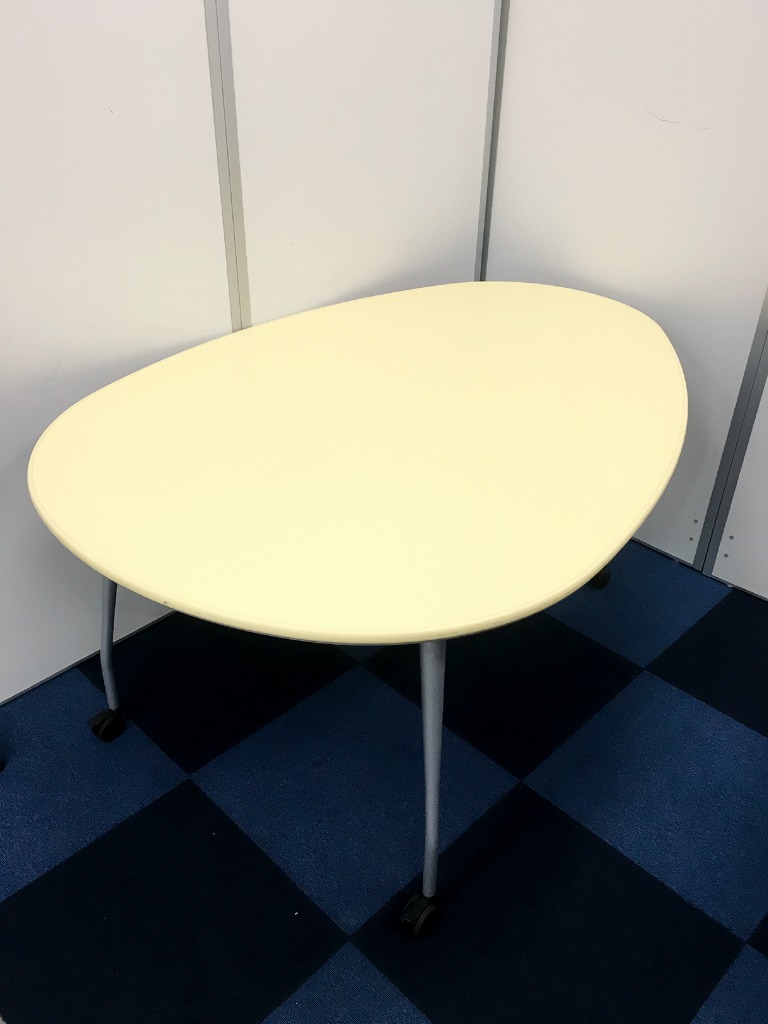 【可愛い玉子型テーブル！コクヨ製アットラボ】■リラクゼーションルームにぴったりのテーブルです！錦糸町店おすすめ商品！
                        アットラボ
                                    中古
            