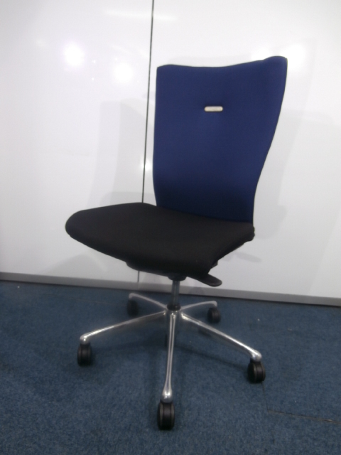 【１4脚限定入荷！！ブルー×ブラックの人気OAチェア！！】
                        フィーゴ
                                    中古
            