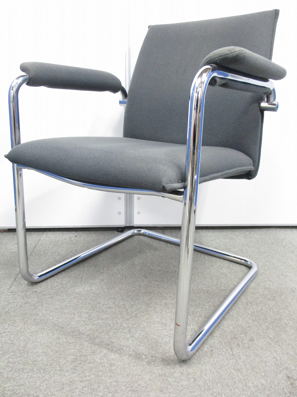 【在庫処分のため値下げ】【限定１脚】有名メーカーオカムラ製！人気のグレーカラーでどんなオフィスでも合います☆
                        
                                    中古
            