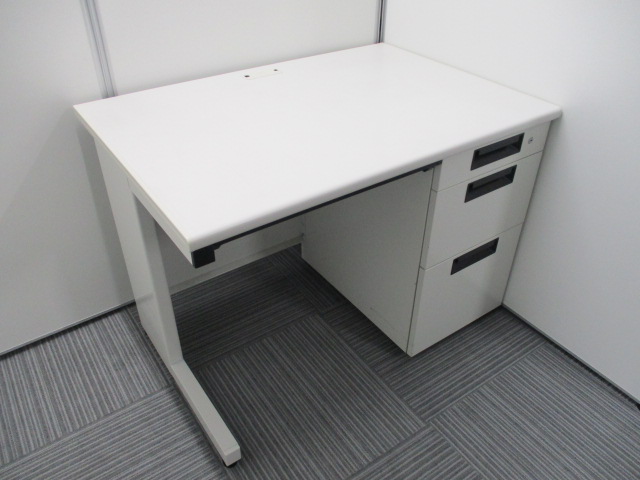 PLUS製の片袖机です。明るいホワイト色。
                        フラットライン
                                    中古
            