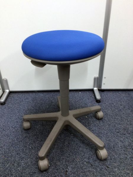 【3脚入荷】あると便利な丸椅子
                        
                                    中古
            