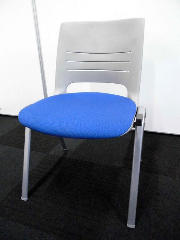 【お持ち帰り限定60％ＯＦＦ】オシャレな色合いのスタッキングチェア【背：ヌードタイプ(グレー) / 座：ブルー】
                        エレナ
                                    中古
            