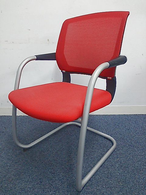 【3脚入荷】人気のメッシュバック×鮮やかレッドはこだわりのオフィスに！！
                        サテリテ
                                    中古
            