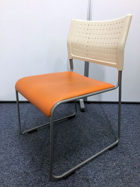 【12脚入荷】人気の高いスタッキングチェア
                        
                                    中古
            