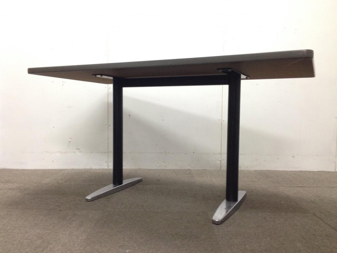 【シンプルなミーティングテーブル】【横幅1400㎜・天板ホワイト】
                        
                                    中古
            