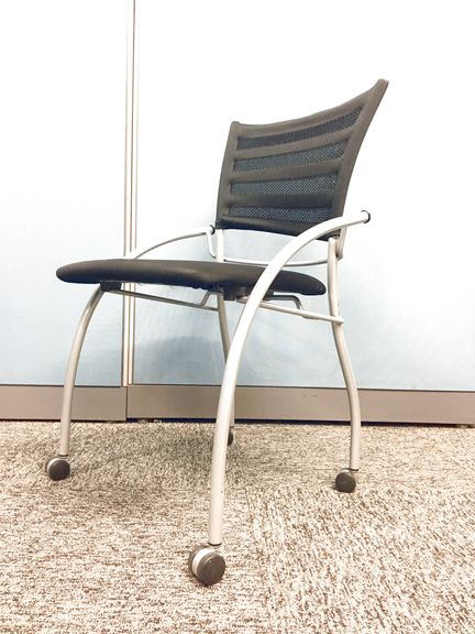 【4台入荷！】【イトーキ製　ブラック色】
                        
                                    中古
            