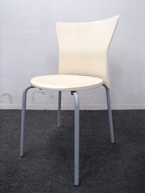 【入替のためお安く！】スタッキングチェア｜ホワイトに近いアイボリー色の明るいチェア！
                        
                                    中古
            