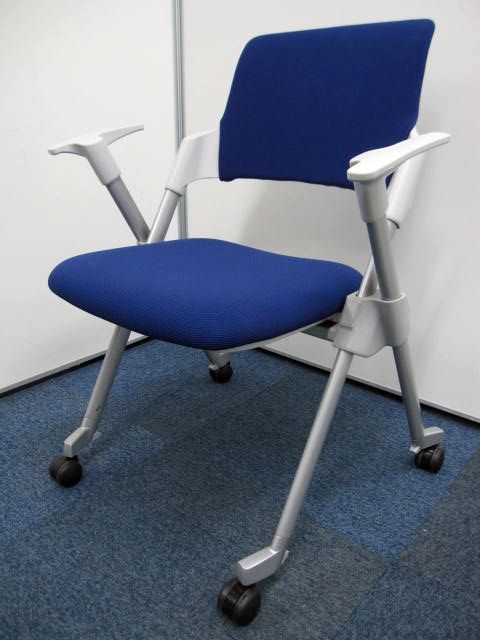 【効率性の塊】アンフィ キャスタータイプ 肘付き カラー：ダークブルー　水平垂直スタック可能【在庫18脚】

                        アンフィ
                                    中古
            