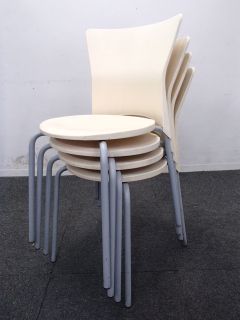 【セット商品】スタッキングチェア｜ホワイトに近いアイボリー色の明るいチェア！
                        
                                    中古
            