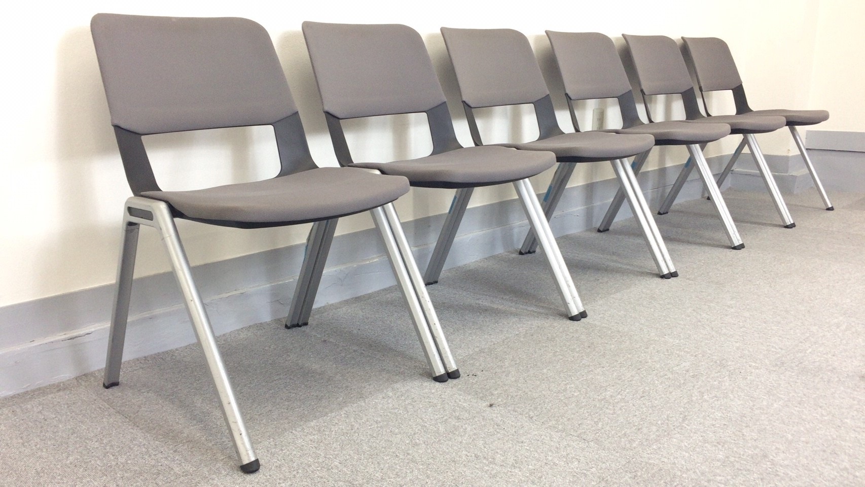 【KS】[6脚セット]会議用チェア　上下に重なるスタックタイプのミーティングチェアです
                        
                                    中古
            