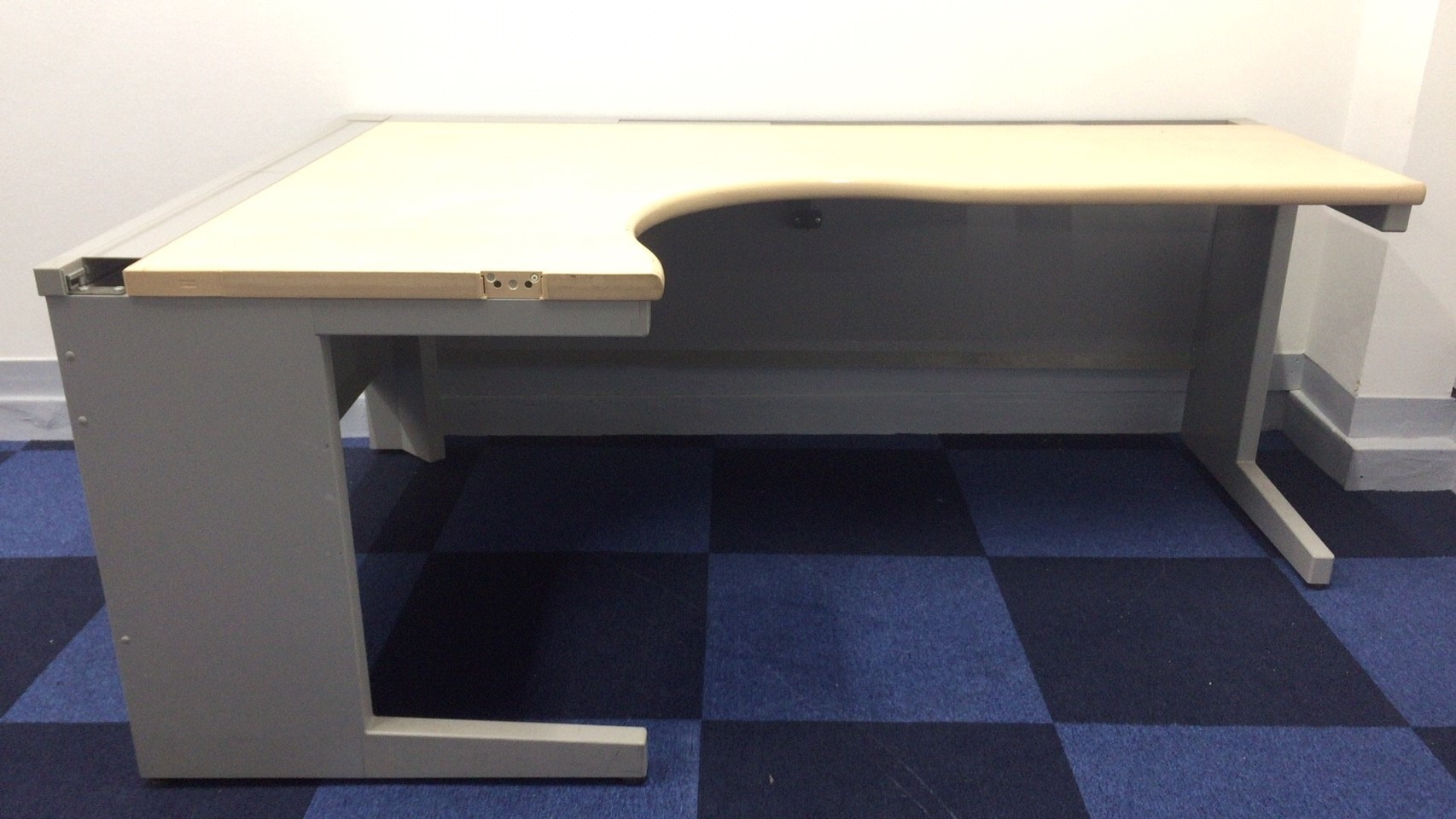 【KS】[L字デスク]幅1800㎜タイプ　集中して作業したい方にお勧め！
                        FEED
                                    中古
            