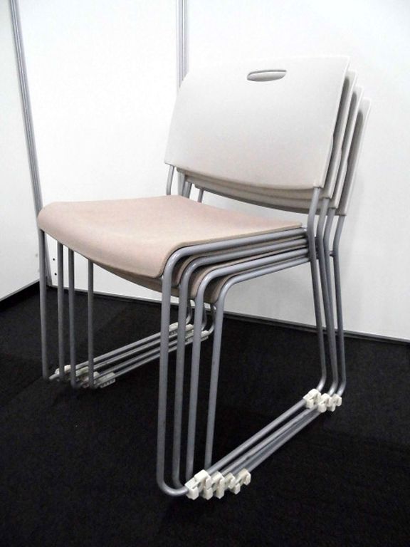 【4脚セット】『使えればいいやシリーズ！』スタッキングチェア【背：樹脂 / 座：クロス】
                        
                                    中古
            