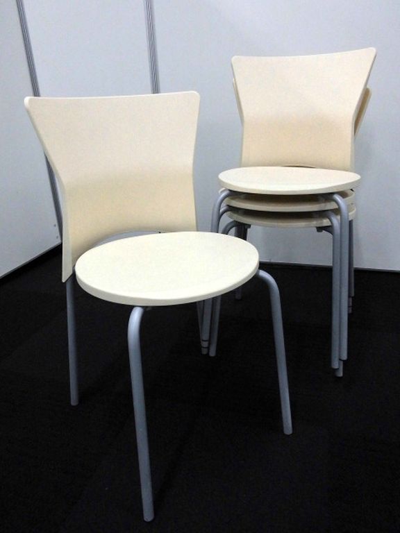 【パステルカラー/アイボリー】スタッキングチェアの4脚セット！！
                        
                                    中古
            