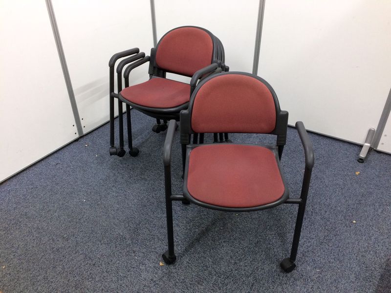 【4脚1セット】肘置き付きのスタッキングチェア
                        
                                    中古
            