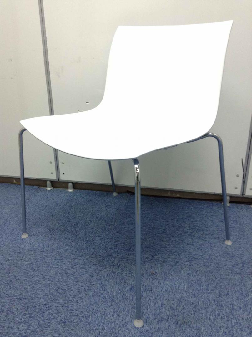 【1脚の定価7万！Okamura製デザイナーズシリーズ！】デザイン性に特化したおしゃれなチェア！休憩スペースなどに是非！
                        キャティファ
                                    中古
            