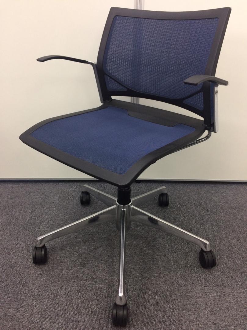 【おつとめ品】【チェア座面右に】快適な座り心地を提供するマルチパーパスなミーティングチェア【2012年製】【RP】
                        ツァルト
                                    中古
            