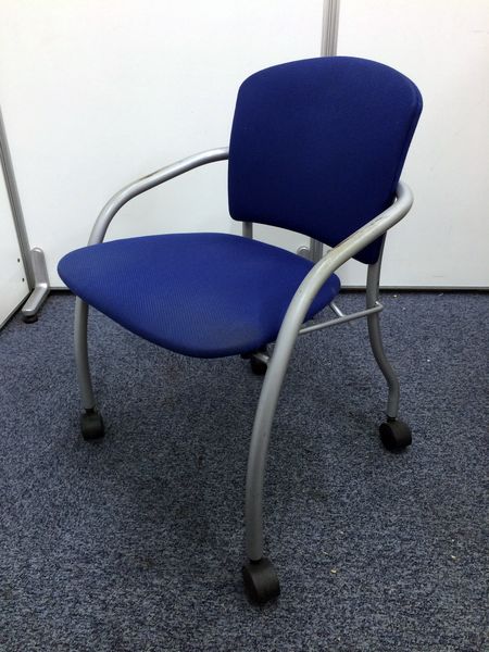 【20脚入荷】キャスター付で移動も楽々　座面倒れるので、邪魔になりません
                        
                                    中古
            