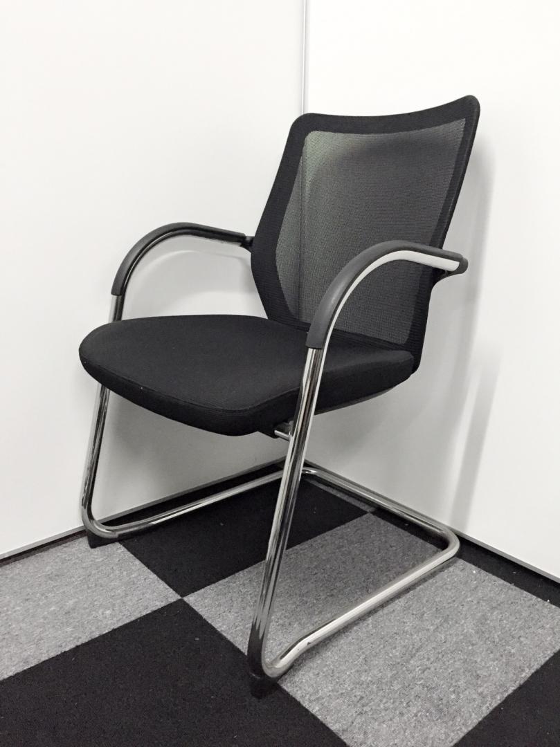 【状態良好】背もたれがメッシュになっているスタイリッシュなスタックチェア入荷！上に重ねて収納できる上品な椅子。【ミーティングチェア】【会議椅子】
                        
                                    中古
            