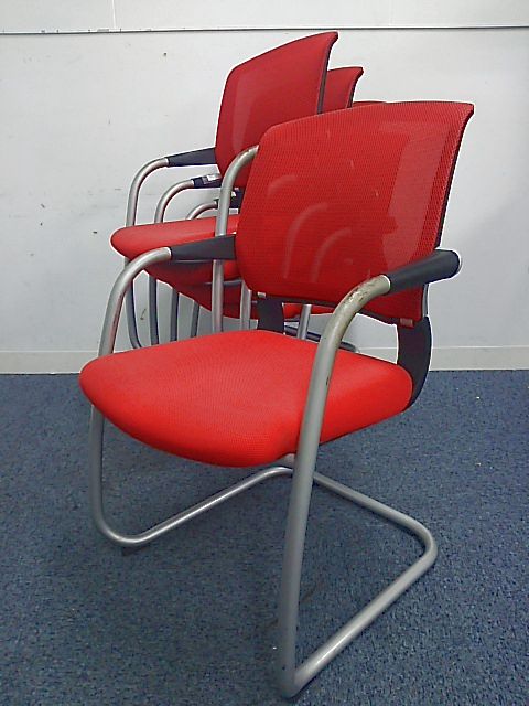 【5脚セットで15％以上オフ！】【会議チェアセット】肘部分のスレのための大特価！｜新品1脚70,000円以上の商品
                        サテリテ
                                    中古
            