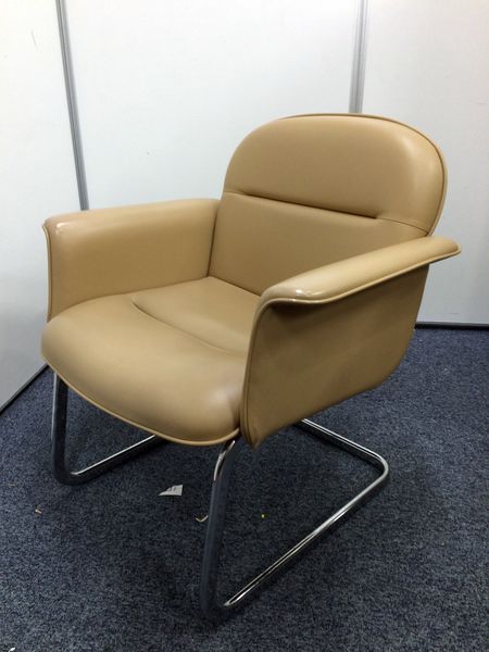 【2脚入荷】肘置き付きのミーティンチェア入荷しました
                        
                                    中古
            