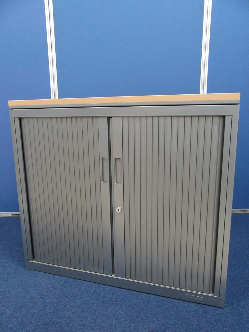 [希少入荷!!]岡村製作所製 シャッター扉仕様の書庫が入荷!!天板付きで綺麗な見た目にシルバーの配色もGOOD!!
                        
                                    中古
            