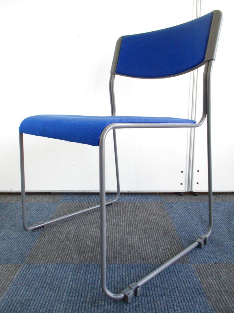 【スタッキングチェアが纏めて入荷しました！】シンプルなデザイン【脚元で連結できます！】
                        
                                    中古
            