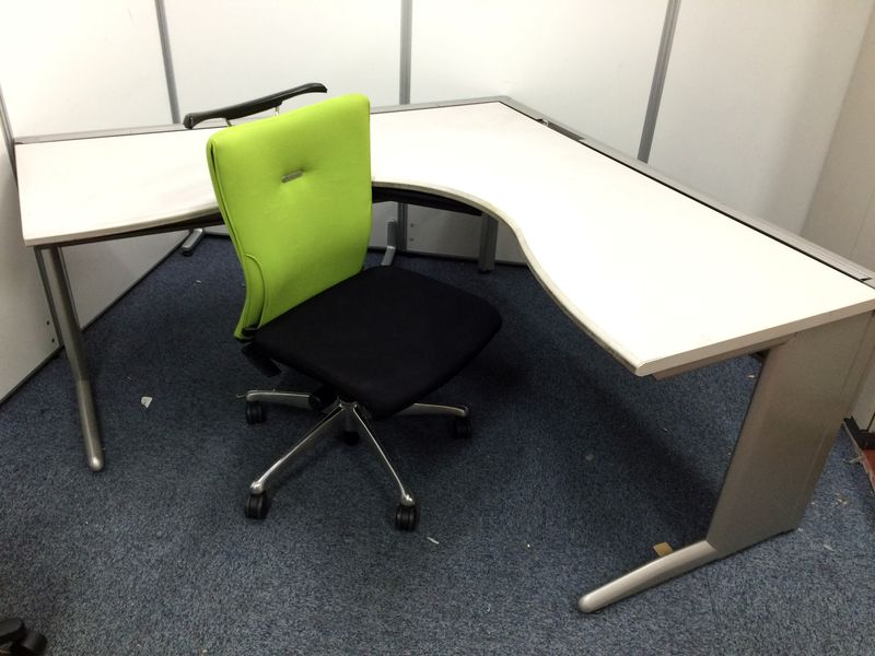 【セット商品】夢のコラボ　オカムラ製+イトーキ製（L字デスク）
                        
                                    中古
            