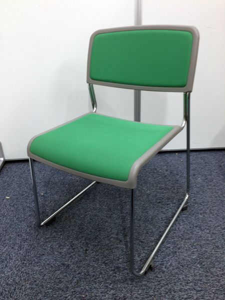 【8脚入荷】鮮やかなグリーンのスタッキングチェア
                        
                                    中古
            