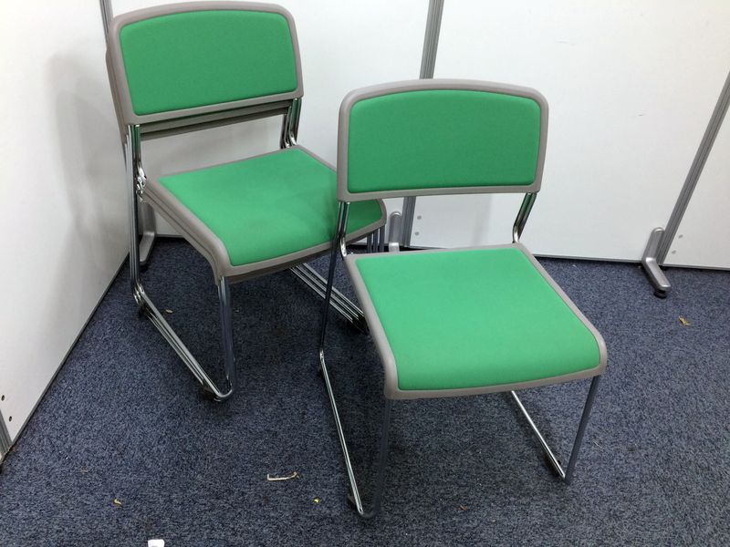 【セット商品】人気の高いスタッキングチェア４脚1セット
                        
                                    中古
            