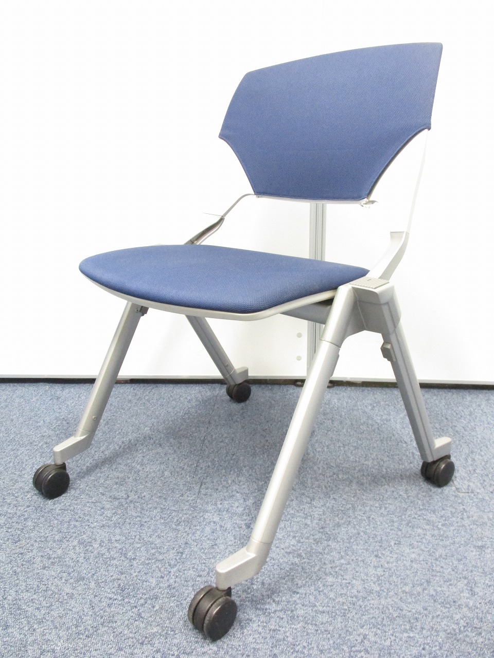 【人気のスタッキングチェア！大量入荷】デザイン性重視の会議用チェア■キャスター付きで移動もラクラク収納
                        
                                    中古
            