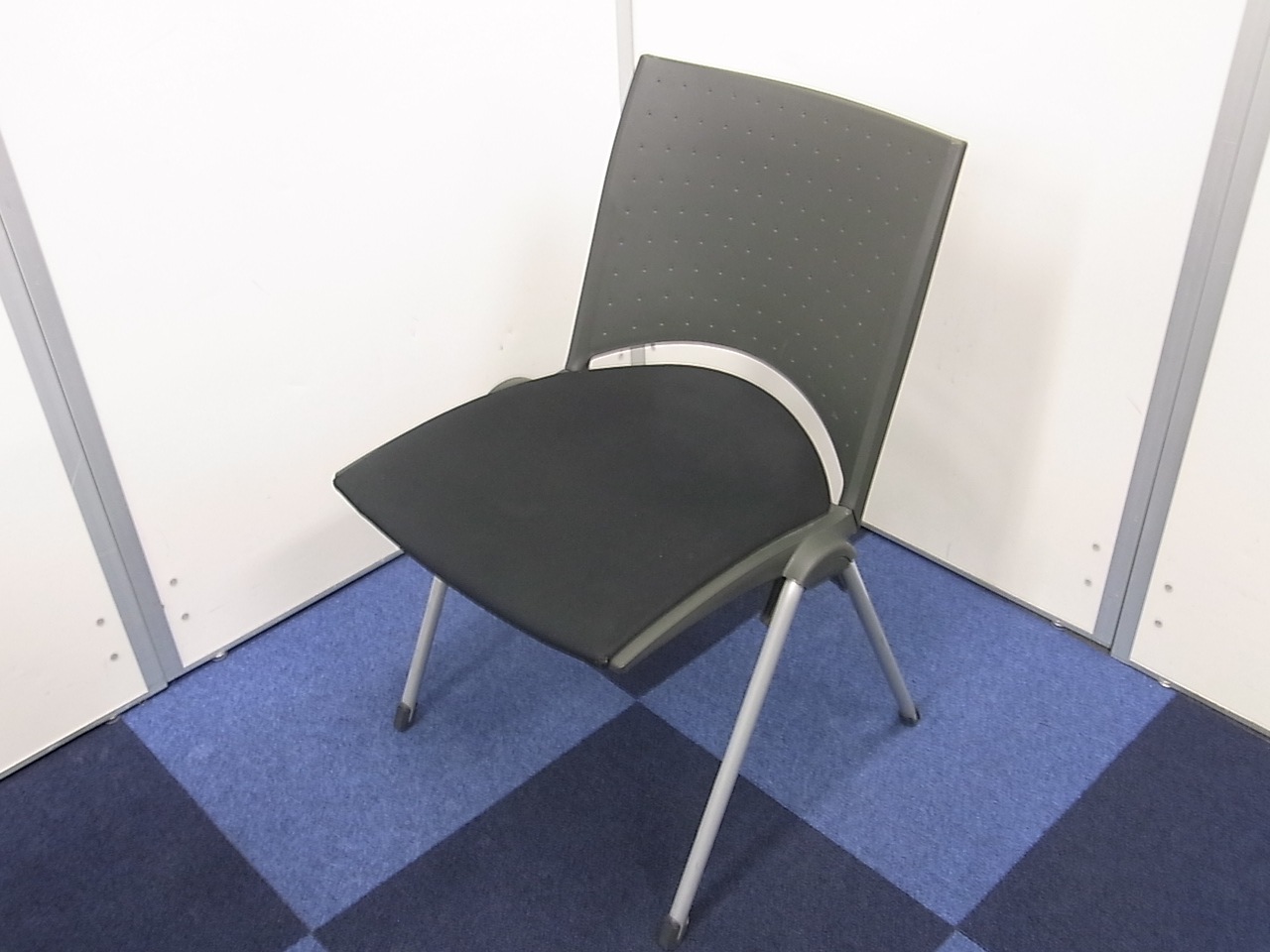 とても軽く持ち運びやすい、スタッキングチェアです!!
                        
                                    中古
            