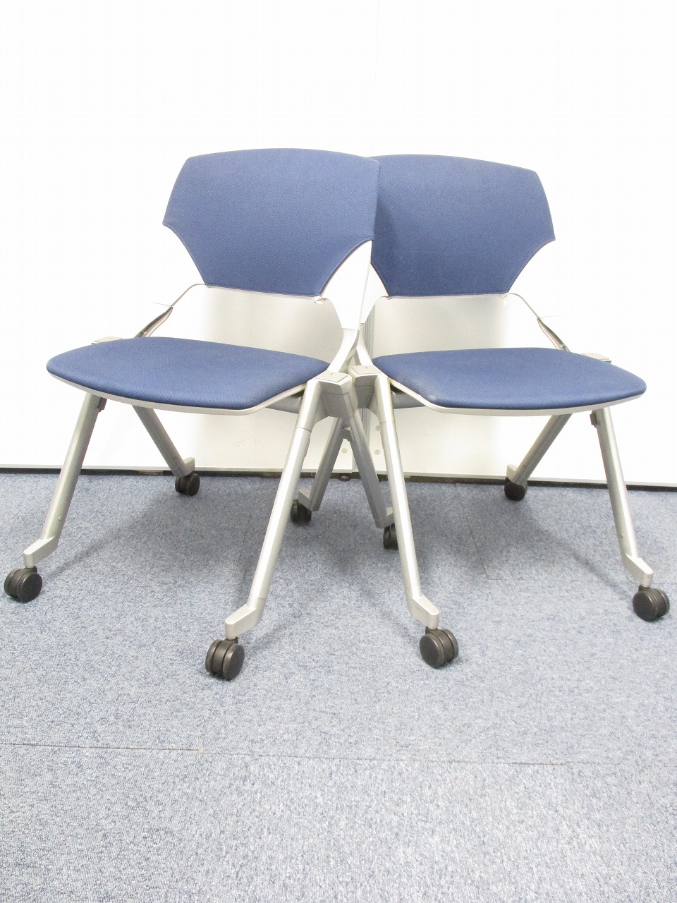 【人気のスタッキングチェア！2脚セット！大量入荷】デザイン性重視の会議用チェア■キャスター付きで移動もラクラク収納
                        
                                    中古
            