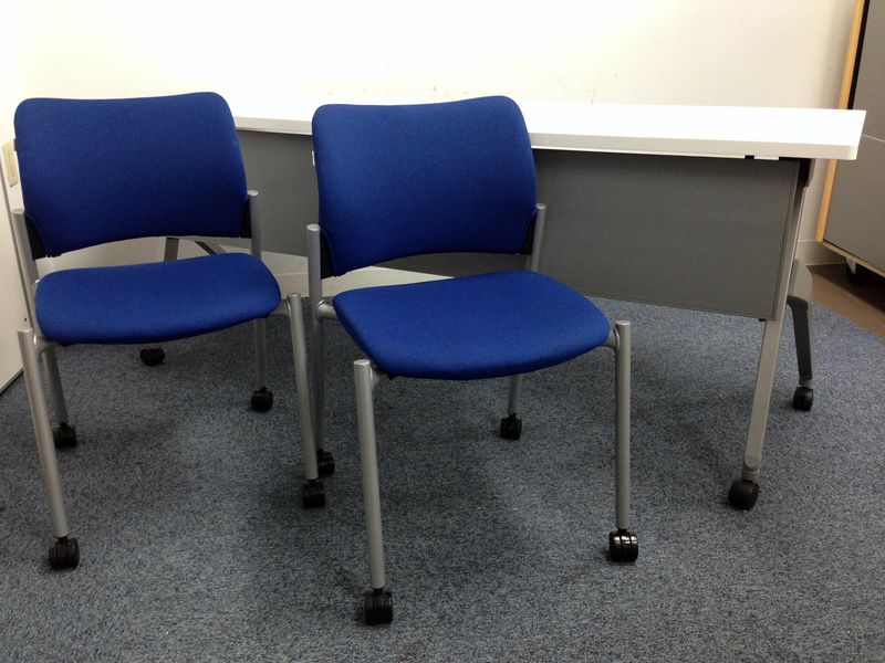 【4セット限り】ほぼ未使用の2016年製テーブル・チェアのセット商品！！
                        テーブル：フラプター　チェア：8147
                                    中古
            