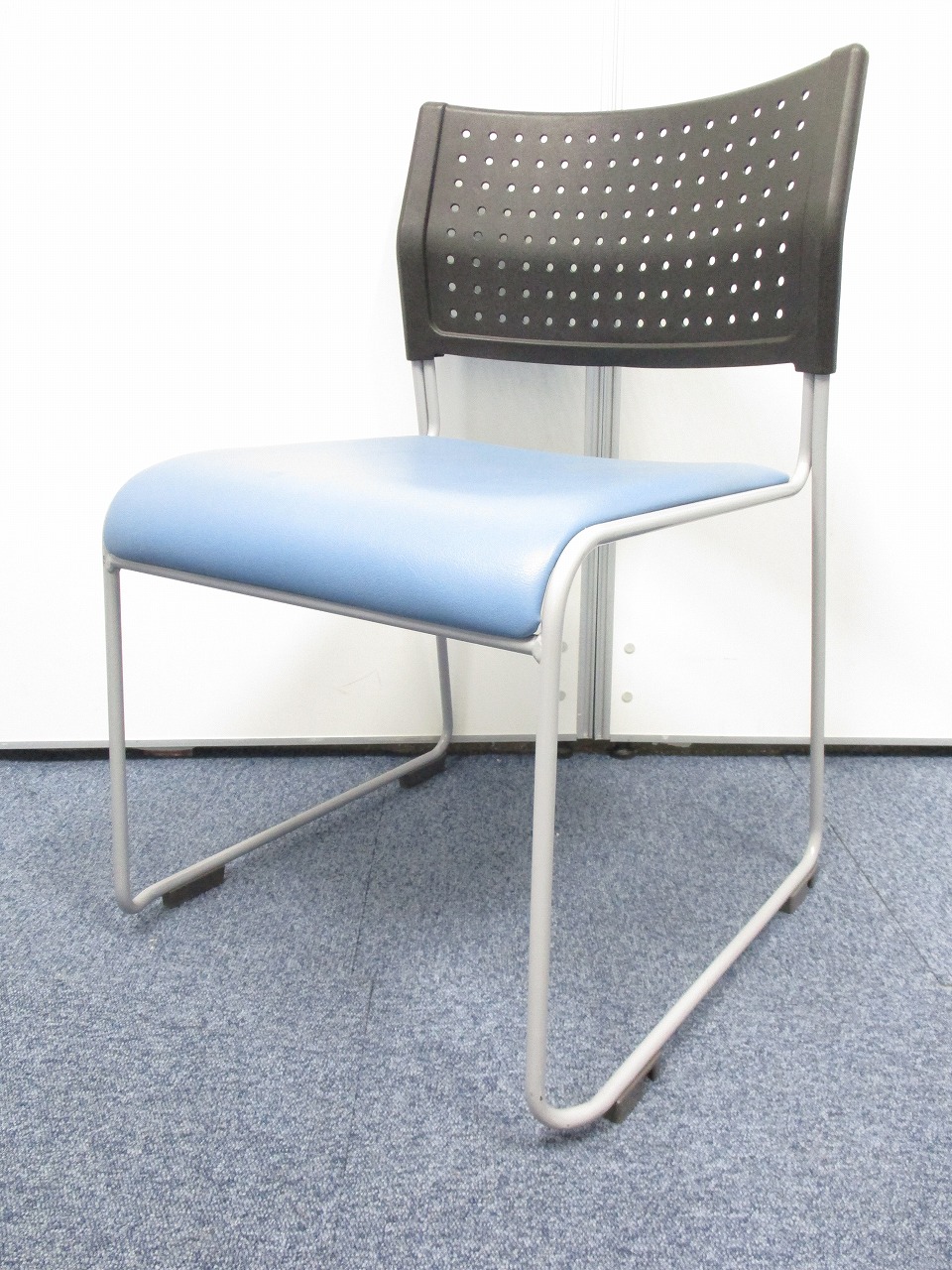 【長時間の会議の使用でも快適なブルーのチェア】大量入荷！とても軽く持ち運もラクラク♪
                        
                                    中古
            