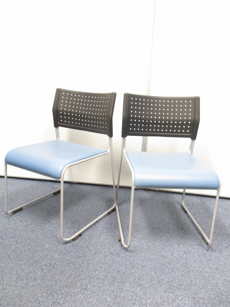 【長時間の会議の使用でも快適なブルーのチェア】大量入荷！まとめてお得♪とても軽く持ち運もラクラク♪
                        
                                    中古
            