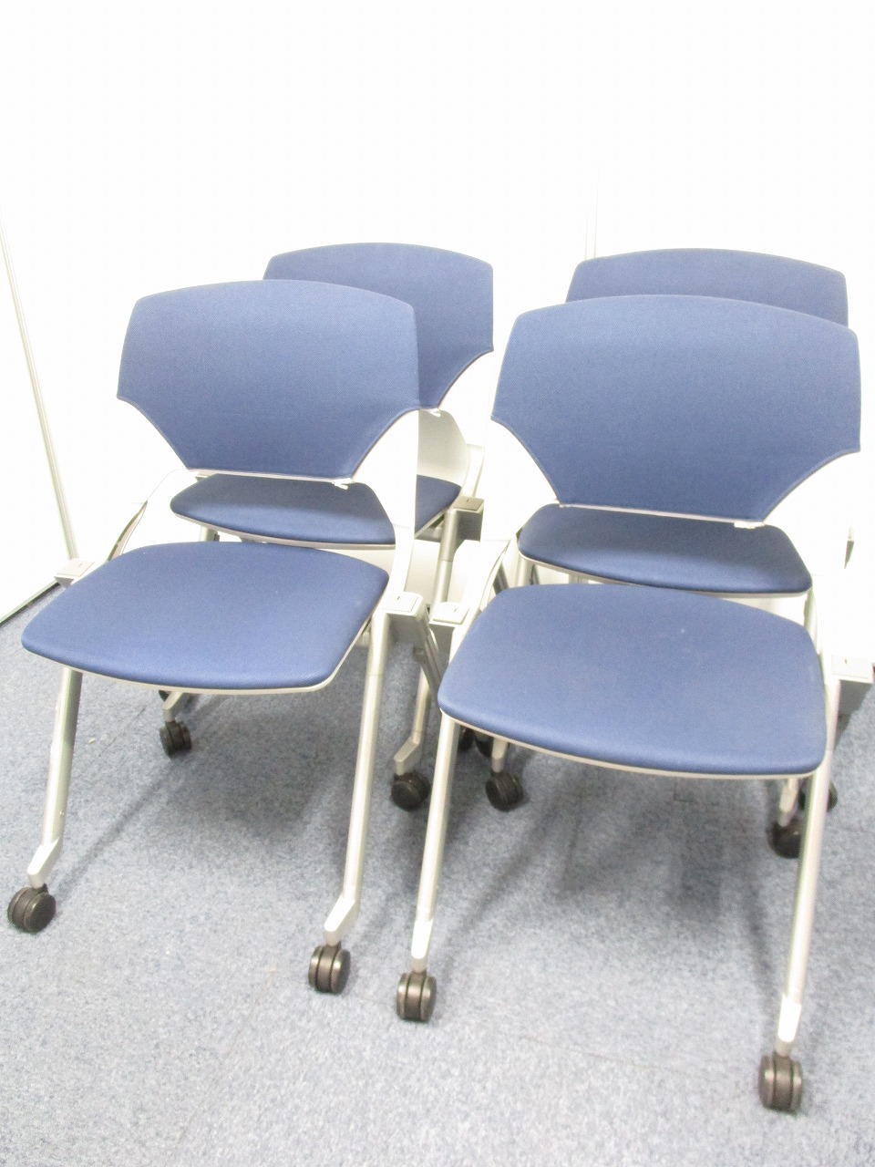 【人気のスタッキングチェア！4脚セット！大量入荷】デザイン性重視の会議用チェア■キャスター付きで移動もラクラク収納
                        
                                    中古
            