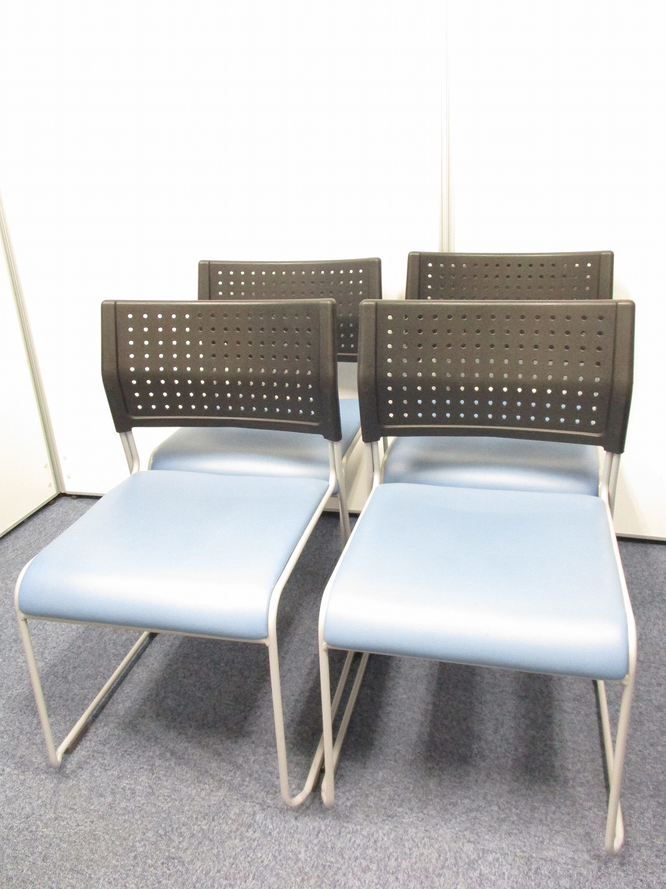 【長時間の会議の使用でも快適なブルーのチェア】大量入荷！まとめてお得♪とても軽く持ち運もラクラク♪
                        110PV
                                    中古
            