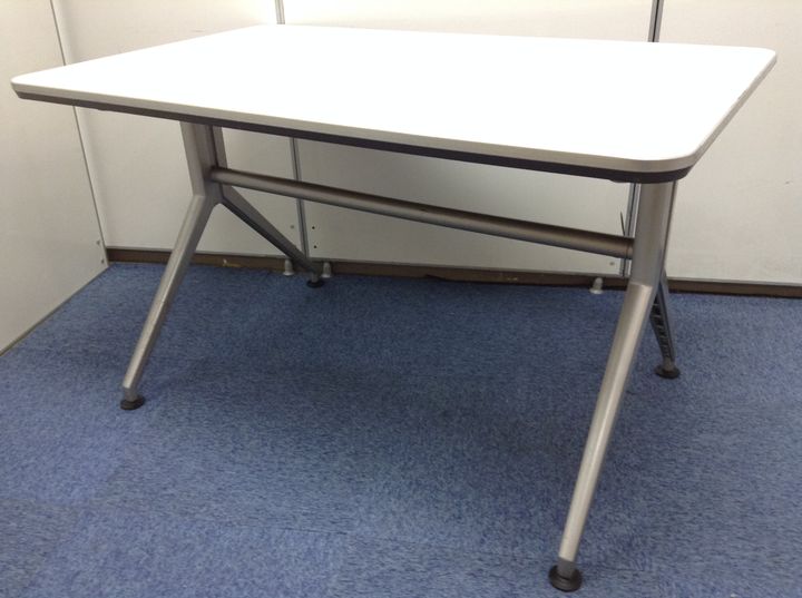 【人気のDDシリーズ！】脚のフォルムが特徴！普通のテーブルじゃつまらない方に是非！
                        
                                    中古
            