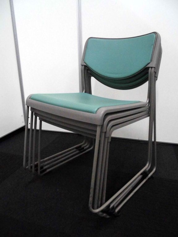 【ビニールレザー】重ねて収納ができるスタッキングチェア4脚セット｜イトーキ製｜グリーン【セット商品】
                        
                                    中古
            