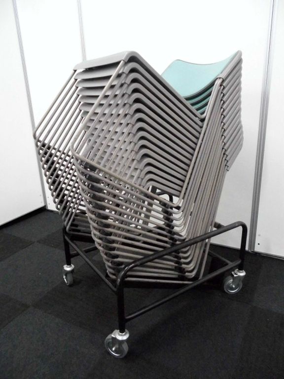 【ビニールレザー】スタッキングチェア15脚(グリーン) + チェア専用台車
                        
                                    中古
            