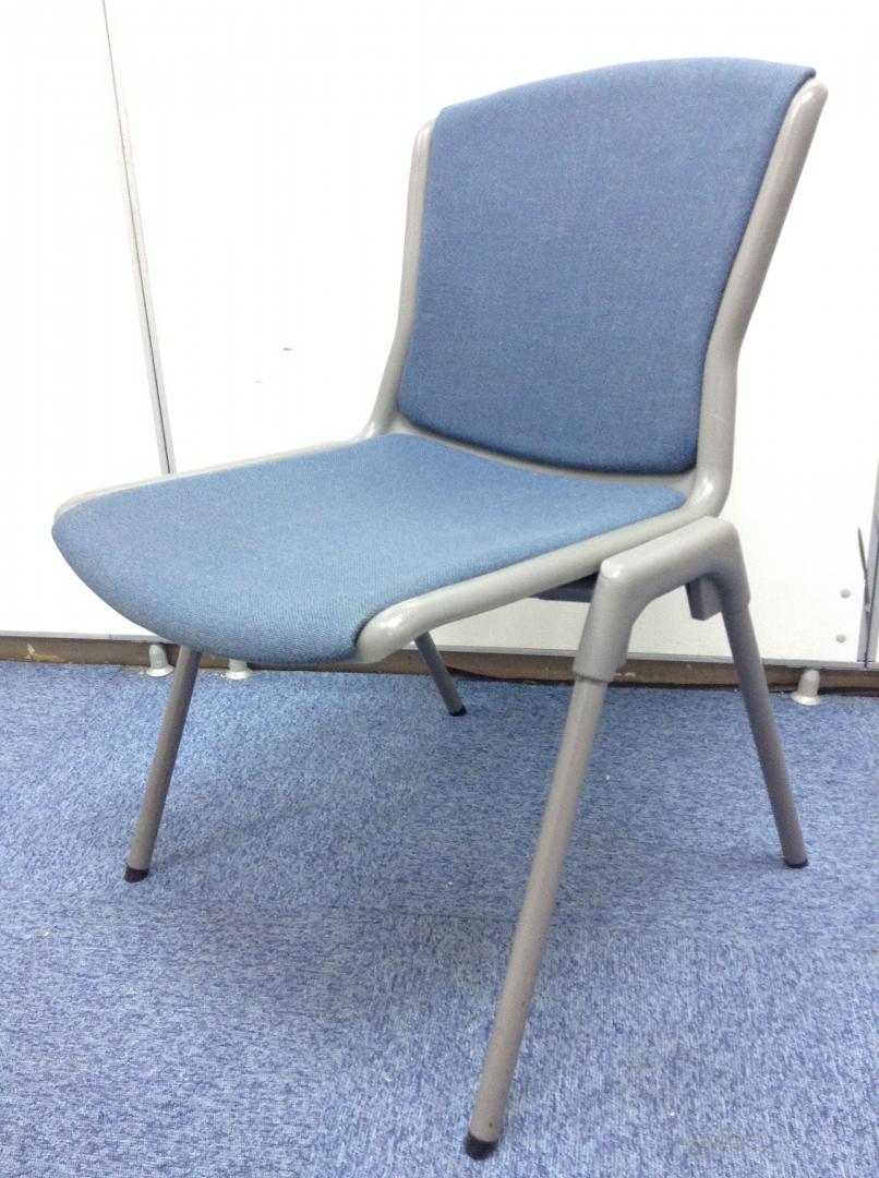 【しなやかな背もたれ】スタッキングチェアとは思えない座り心地！
                        
                                    中古
            