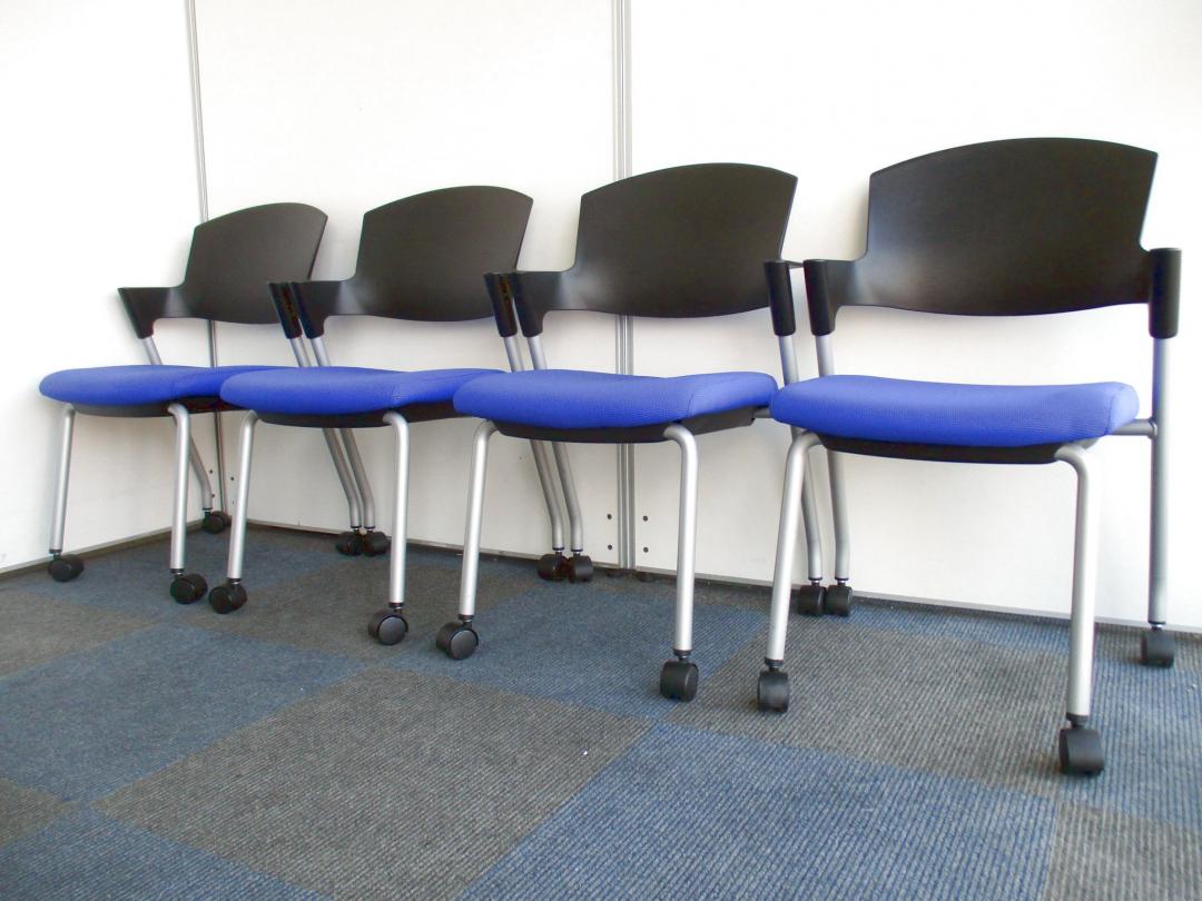 【お得な4脚セットのご案内!!】ふかふかな座面も人気です!!【粋な肘掛け部分がGOOD!!】Nu
                        プロッティ
                                    中古
            